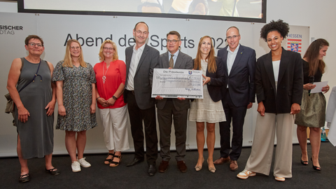 Scheckübergabe beim Abend des Sports
