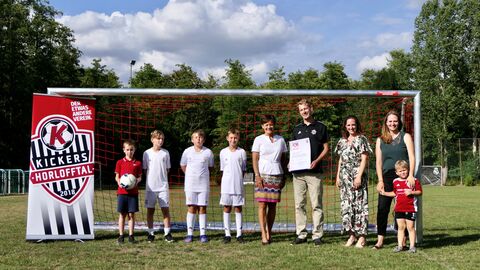 Mitglieder des Vereins Kickers Horlofftal 2018 mit Europaministerin Lucia Puttrich (mitte) mit Vereinsvorsitzenden Sebastian Klaus und Bürgermeisterin Lena Herget-Umsonst