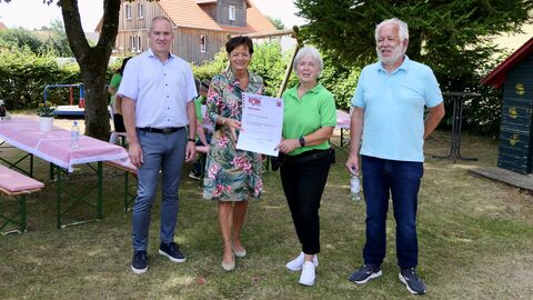 Bei der Übergabe des Bescheides mit Bürgermeister Edwin Schneider, Europaministerin Lucia Puttrich, Marion Möller von den LandFrauen Rebgeshein sowie Stadtverordnetenvorsteher Karl Weisensee