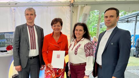 Der Verein auf dem Hessenfest, v.l.n.r.: Der Vorsitzende des Vereins, Stephan Rudzinskyy, Europaministerin Lucia Puttrich, die Direktorin der Samstagsschule Frau Roksolana Rakhletska und der Schatzmeister des Vereins, Herr Roman Rokytskyy