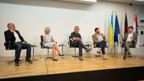 v.l.n.r. Tomasz Bielecki, Gazeta Wyborcza ; Ilze Nagla, Latvian Television ; Michael Stabenow, Frankfurter Allgemeine Zeitung ; Lorenzo Robustelli, Herausgeber Eunews ; Viktor Daněk, Tschechisches Radio