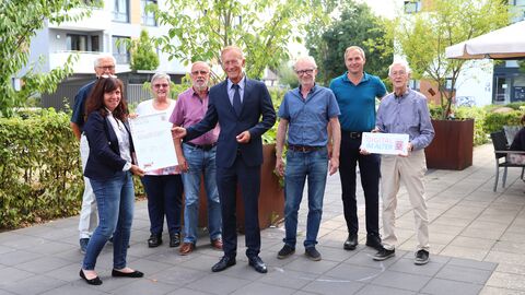 Staatsminister Wintermeyer bei seiner Sommerreise in Baunatal Hessens Chef der Staatskanzlei, Axel Wintermeyer, mit der AWO-Quartiersmanagerin Bianka Pötter, Michael Aufenanger und ehrenamtlichen Di@-Lotsen bei der Urkundenübergabe in Baunatal.
