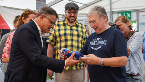 Dem 200. Besucher überreichte er einen kleinen Hessen-Löwen.