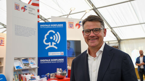 Nach einem Rundgang über den Erbacher Wiesenmarkt besuchte Hessens Ministerpräsident Boris Rhein den Stand der Landesregierung.