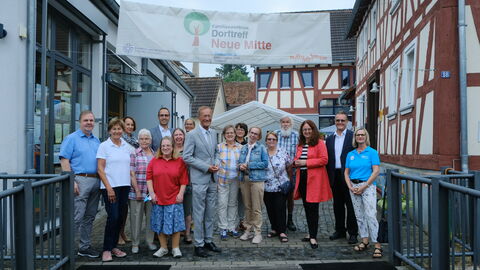 Staatsminister Wintermeyer informiert sich über das Projekt  „Dorftreff neue Mitte“ in Nidda-Wallernhausen  Staatsminister Wintermeyer informiert sich über das Projekt  „Dorftreff neue Mitte“ in Nidda-Wallernhausen
