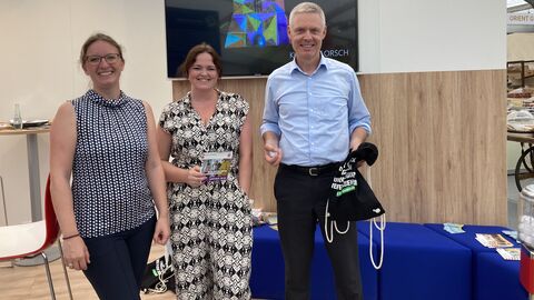 Staatssekretär Dr. Manuel Lösel (Hessisches Kultusministerium) sowie zwei Referentinnen des Hessischen Ministeriums für Soziales und Integration, Madeleine Charlet und Josefine Kramer-Walczyk