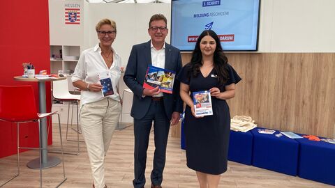Staatssekretär Stefan Sauer (Hessisches Ministerium des Innern und für Sport) mit zwei Mitarbeiterinnen des Innenministeriums: Jana Lipovsky (links) und Deniz Günay (rechts)