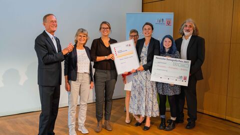 Staatsminister Axel Wintermeyer ehrt die Gewinner des diesjährigen Demografie-Preises.