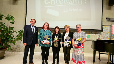 Auszeichnung für Förderangebote. Von links nach rechts: Kultusminister Lorz, Thekla Richter (Grundschule Langsdorf), Rosemarie Bauch, Helga Kennerknecht (beide Waldschule Obertshausen), Katharina Olf (Grundschule Langsdorf).