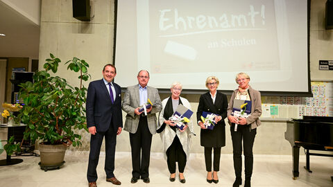 Auszeichnung für die Tätigkeit in der Hausaufgabenhilfe Von links nach rechts: Kultusminister Lorz, Erwin Bärenz, Antje Marschhäuser (beide Goldsteinschule Frankfurt), Margit Althaus (Liebigschule Gießen), Uta Petry (Grundschule Köppern). Auszeichnung für die Tätigkeit in der Hausaufgabenhilfe Von links nach rechts: Kultusminister Lorz, Erwin Bärenz, Antje Marschhäuser (beide Goldsteinschule Frankfurt), Margit Althaus (Liebigschule Gießen), Uta Petry (Grundschule Köppern).