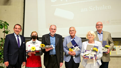 Auszeichnung AG-Angebote v.l.n.r. Minister, Schwester Gertrud (Kerschensteinerschule FFM), Michael Rosenthal (Pestalozzischule Büttelborn), Gerhard Wächter (Jim-Knopf-Schule Wölfersheim), Marie-Claude Rotzinger (Pestalozzischule Büttelborn), Michael Lörzer (Privatgymnasium Dr. Richter Kelkheim).