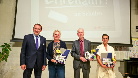 Auszeichnung für ihre Tätigkeit im Förderverein. Von links nach rechts: Kultusminister Lorz, Beate Wilhelm-Matt (Valentin-Traudt-Schule Großalmerode), Armin Naumann (Hatzbachtalschule Stadtallendorf), Laetitia Bosch-Petit (Herzenbergschule Hadamar). Auszeichnung für ihre Tätigkeit im Förderverein. Von links nach rechts: Kultusminister Lorz, Beate Wilhelm-Matt (Valentin-Traudt-Schule Großalmerode), Armin Naumann (Hatzbachtalschule Stadtallendorf), Laetitia Bosch-Petit (Herzenbergschule Hadamar).