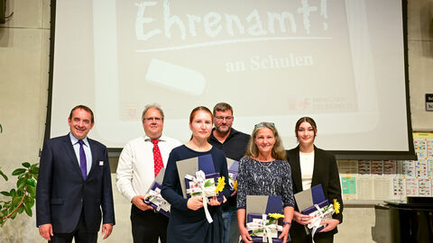 v.l.n.r. Kultusminister Lorz; Impfaktionen: Stefan Jäger (Main-Kinzig-Kreis); Schulbibliotheken: Dr. Anna Karpushova (Pestalozzischule Büttelborn), Robert Sinur (Kerschensteinerschule FFM), Anke Schröder (August-Jaspert-Schule FFM); Schulsanitätsdienst: Ela Kör (Theodor-Fliedner-Schule Wiesbaden).