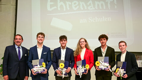 Auszeichnung für die Tätigkeit in der Schülervertretung. v.l.n.r. Kultusminister Lorz, Joel Albrecht (Internatsschule Schloss Hansenberg), Christoph Bonarius (Gesamtschule Hungen), Emilia Lampen, Mohamed-Amin Zariouh, Max Spannagel (alle Internatsschule Schloss Hansenberg).