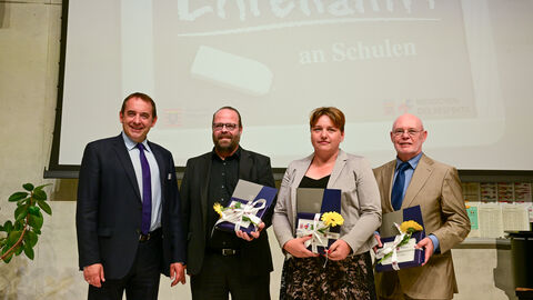 Auszeichnung für ihre Tätigkeit im Elternbeirat. Von links nach rechts: Kultusminister Lorz, Tobias Greilich (Wolfgang-Ernst-Gymnasium Büdingen), Bianca Wulkenhaar (Theisßtalschule Niedernhausen), Karlheinz Langen (Gerhart-Hautpmann-Schule Frankfurt am Main).
