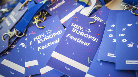Check-In beim Hey, Europe! Festival Lanyards des Hey, Europe! Festivals mit Logo