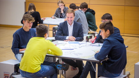 Prof. Dr. Sven Simon MdEP im Workshop mit Jugendlichen