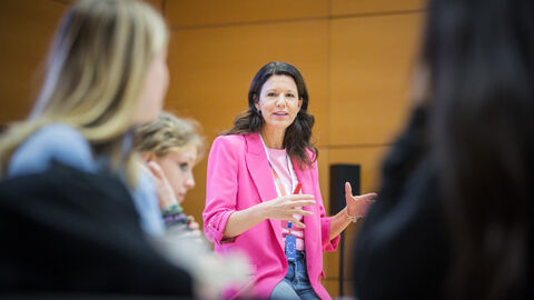 Katja Leikert MdB in einem Workshop mit Jugendlichen