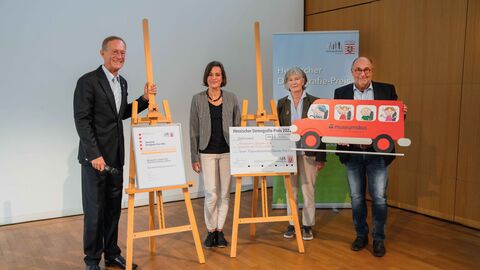 Staatsminister Axel Wintermeyer ehrt das Projekt „Museumsbus Schwalm-Aue“