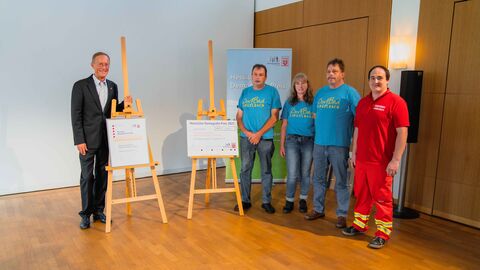 Staatsminister Axel Wintermeyer ehrt das Projekt „Ehrenamtlich geführtes beheiztes öffentliches Dorfbad“ in Lingelbach (Vogelsbergkreis)