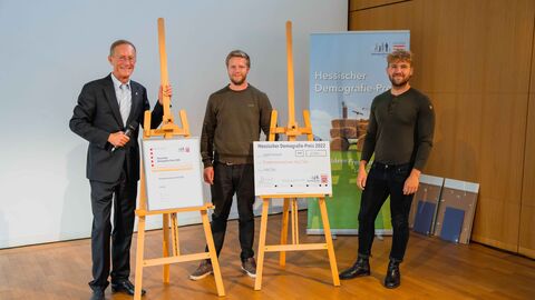 Staatsminister Axel Wintermeyer ehrt das Projekt „Kompetenzzentrum Hof Tolle“ aus Calden-Fürstenwald (Landkreis Kassel)