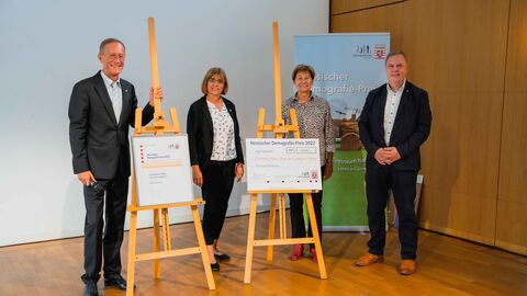 Staatsminister Axel Wintermeyer ehrt das Projekt „Dorftreff Neue Mitte mit Laden und Bistro“ in Nidda-Wallernhausen (Wetteraukreis)