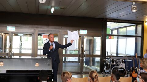 Der Chef der Staatskanzlei, Staatsminister Axel Wintermeyer, besucht die Einschulungsfeier der Heinrich-Böll-Schule in Hattersheim Der Chef der Staatskanzlei, Staatsminister Axel Wintermeyer, besucht die Einschulungsfeier der Heinrich-Böll-Schule in Hattersheim