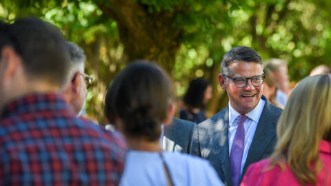 Ministerpräsident Boris Rhein - unterwegs für Hessen: Ministerpräsident Boris Rhein besucht die Einschulungsfeier der Schule am Erlenbach in Frankfurt. Ministerpräsident Boris Rhein zwischen Bürgerinnen und Bürgern