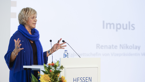 Renate Nikolay, Kabinettschefin von Vizepräsidentin Věra Jourová, steht am Pult und spricht zu den Zuhörern