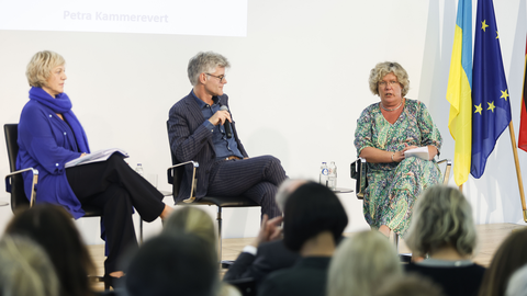 Im Gespräch auf dem Podium: v.l.n.r.  Renate Nikolay, Kabinettschefin von Vizepräsidentin Věra Jourová, Moderation Hendrik Kafsack, Frankfurter Allgemeine Zeitung, Petra Kammerevert, Mitglied des Europäischen Parlaments