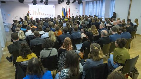 Lorenzo Robustelli, Herausgeber EUNews, präsentiert die Wahlergebnisse