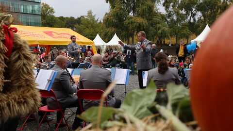 Gäste hören im Freien der Musik zu: Das Heeresmusikkorps Kassel sorgte mit einem Abschlusskonzert am Abend mit  "Egerländer Blasmusik" für einen musikalischen Ausklang