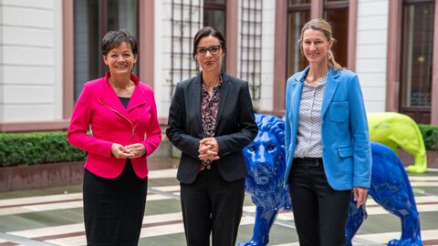 Gruppenfoto: Lucia Puttrich, Dominique Hasler und Isabel Frommelt-Gottschald
