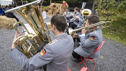 Begleitet wurde die Andacht vom Musikkorps Kassel: Sechs Musiker mit grauen Uniformjacken und Blasinstrumenten