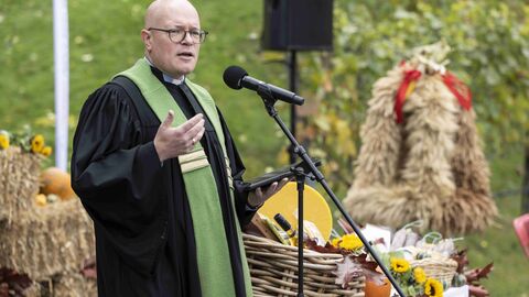 Der Tag der offenen Tür startete mit einer Erntedank-Andacht, die von Pfarrer Malte Stets gehalten wurde: Im Foto: Pfarrer Malte Stets am Mikrofon