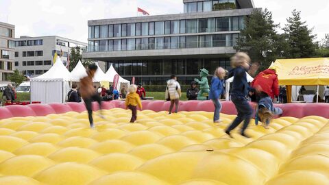 Kinder spielen draußen: Klettern, basteln, rutschen, hüpfen auf dem Abenteuerspielplatz vom Riederwaldverein.