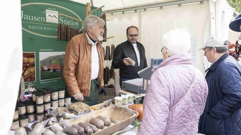 Menschen stehen an einem Wurststand. Die Lösung zum Hessen-Quiz: hessische Wurstspezialitäten. Die gab es auch an der Jausenstation bei Matthias Pflüger aus dem nordhessischen Großalmerode-Weißenbach