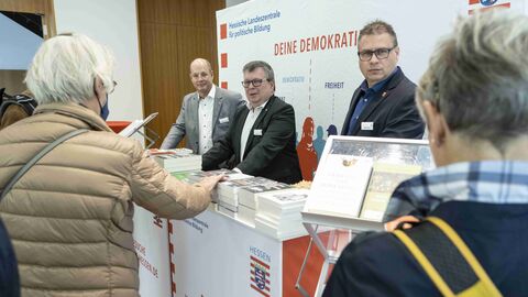 Tische voll mit Büchern: Sachbücher und Nachschlagewerke gab es bei den Kollegen von der Landeszentrale für politische Bildung