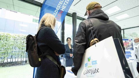 Schon einmal Hate speech gesehen oder erlebt? Dafür gibt es in Hessen die Meldestelle „HessenGegenHetze“: Bürger stehen am Stand und erhalten Informationen