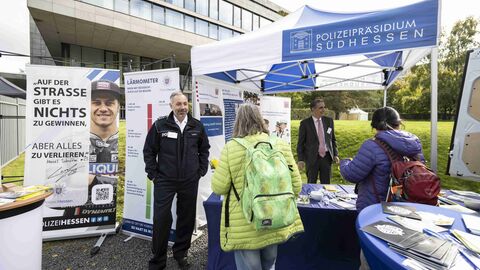 Menschen erhalten Informationen: In Berlin mit einem Präventionsmobil im Einsatz: Das Team des Polizeipräsidiums Südhessen.