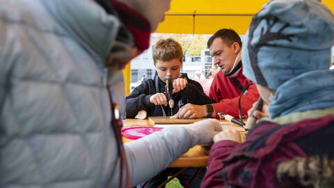 Kinder dürfen mitmachen: Holz bohren mit Anleitung