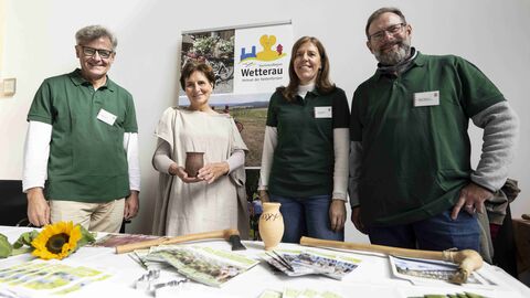 Personen am Stand mit grünen T-Shirts: Die TourismusRegion Wetterau informiert – auch über die Heimat der Keltenfürsten