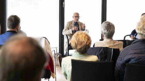 Gespannte Zuhörerinnen und Zuhörer beim Gespräch des „singenden“ Zeitzeugen Ekkehard Maaß