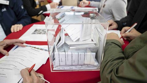 Personen füllen an einen Tisch Fragebögen aus: Das beliebte Hessenquiz. Was sind „Stracke“ und „Krumme“? Hätten Sie´s gewusst? Das nächste Bild verrät die Lösung…