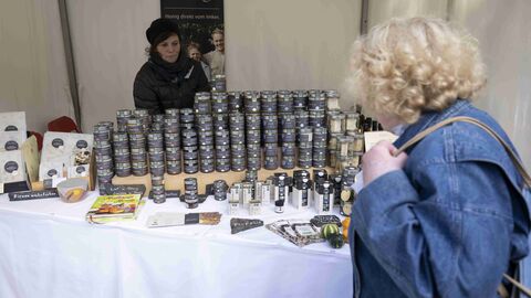 Personen betrachten Produkte auf einem Tisch: Unterschiedliche Honigsorten gab es am Stand der Bioland-Imkerei Kramerhonig. Die Familie aus Grävenwiesbach und ihre Millionen fleißiger Bienen erzeugen leckere Produkte aus Honig