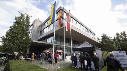 Fotoaufnahme des Festgeländes mit der hessischen Landesvertretung im Hintergrund