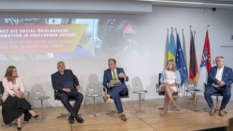 v.l.n.r.  Hildegard Bentele, Mitglied des Europäischen Parlaments, Jörg Hofmann, Erster Vorsitzender der IG Metall, Moderation Björn Finke, Korrespondent der Süddeutschen Zeitung, Kerstin Jorna, Generaldirektorin GD GROW, Europäische Kommission, Jens Geier, Mitglied des Europäischen Parlaments Diskussionsteilnehmer auf der Bühne: v.l.n.r.  Hildegard Bentele, Mitglied des Europäischen Parlaments, Jörg Hofmann, Erster Vorsitzender der IG Metall, Moderation Björn Finke, Korrespondent der Süddeutschen Zeitung, Kerstin Jorna, Generaldirektorin GD GROW, Europäische Kommission, Jens Geier, Mitglied des Europäischen Parlaments