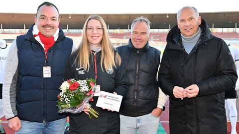 Ehrung von Monika Geitz: (v.l.n.r.) Christian Geselle (Oberbürgermeister), Monika Geitz, Jens Rose (Vorstand KSV Hessen Kassel), Prof. Dr. Roman Poseck (Hessischer Minister der Justiz) Ehrung von Monika Geitz: (v.l.n.r.) Christian Geselle (Oberbürgermeister), Monika Geitz, Jens Rose (Vorstand KSV Hessen Kassel), Prof. Dr. Roman Poseck (Hessischer Minister der Justiz)