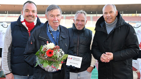 Ehrung von Werner Haßenpflug: (v.l.n.r.) Christian Geselle (Oberbürgermeister), Werner Haßenpflug, Jens Rose (Vorstand KSV Hessen Kassel), Prof. Dr. Roman Poseck (Hessischer Minister der Justiz) Ehrung von Werner Haßenpflug: (v.l.n.r.) Christian Geselle (Oberbürgermeister), Werner Haßenpflug, Jens Rose (Vorstand KSV Hessen Kassel), Prof. Dr. Roman Poseck (Hessischer Minister der Justiz)