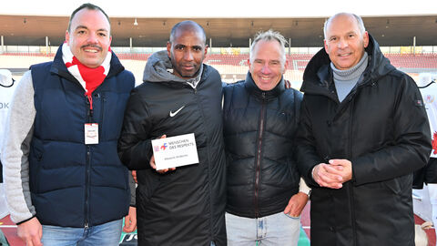 Ehrung von Afewerki Andezion: (v.l.n.r.) Christian Geselle (Oberbürgermeister), Afewerki Andezion, Jens Rose (Vorstand KSV Hessen Kassel), Prof. Dr. Roman Poseck (Hessischer Minister der Justiz) Ehrung von Afewerki Andezion: (v.l.n.r.) Christian Geselle (Oberbürgermeister), Afewerki Andezion, Jens Rose (Vorstand KSV Hessen Kassel), Prof. Dr. Roman Poseck (Hessischer Minister der Justiz)